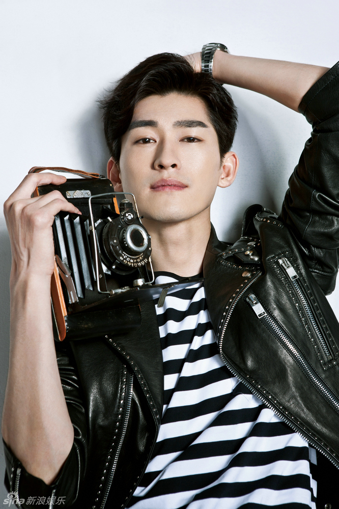 张翰一脸自信坦然的笑容,不论是皮衣夹克还是复古西装,或深情,或帅气