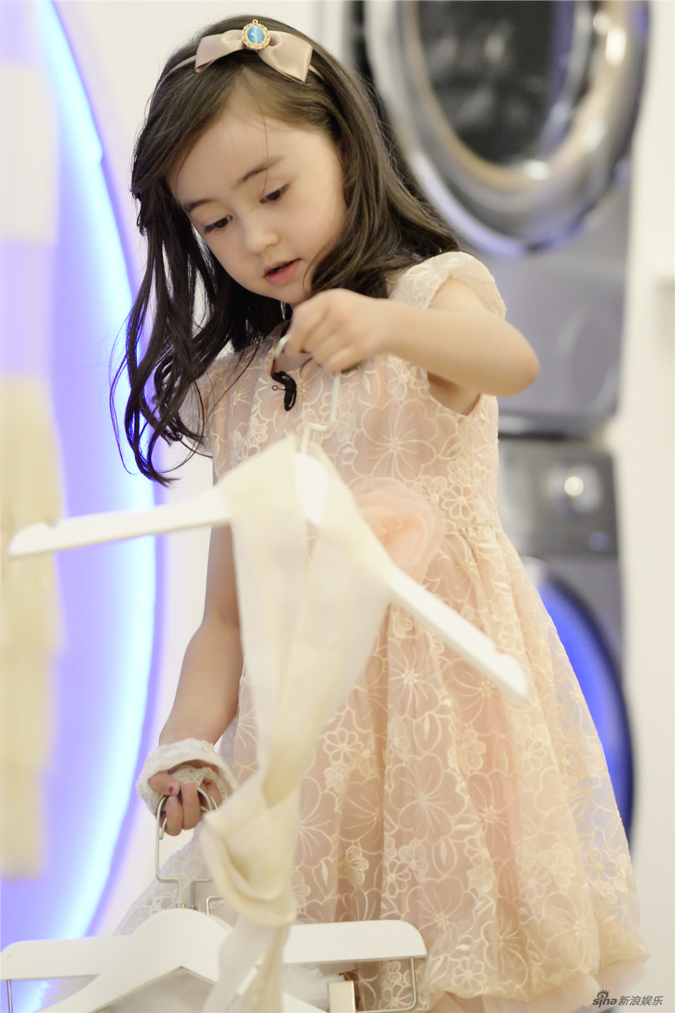 《女神新装》女星萌娃霸荧屏