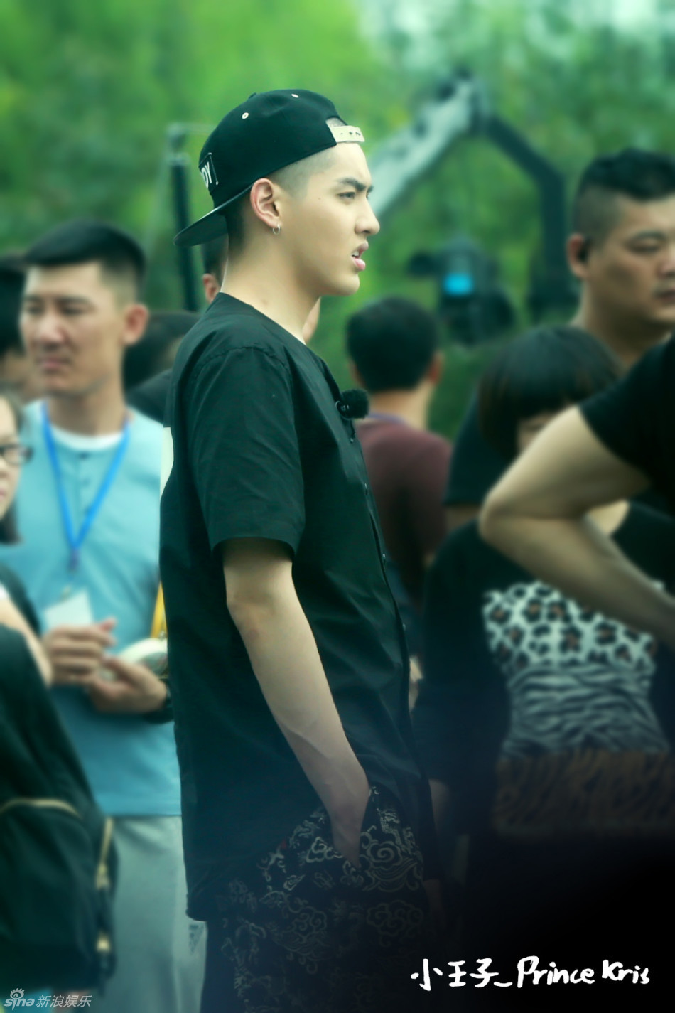 吴亦凡因电影剃光头,李晨范冰冰十指紧扣大秀恩爱.