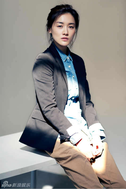 新浪娱乐讯 近日,邢宇菲拍摄了一组写真,时而干练女王范儿,黑色西装