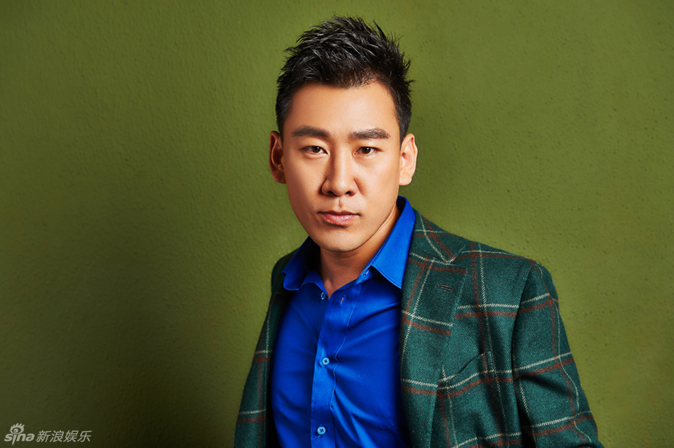 蒋一铭魔性走红 曝雅痞绅士写真