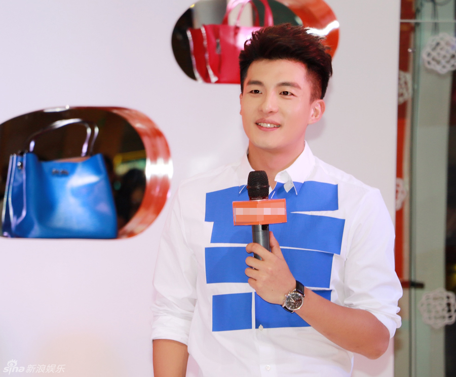 组图:孙艺洲亮相青岛 尽显型男魅力_高清图集_新浪网