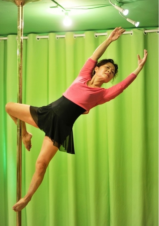 组图:七旬老太独爱钢管舞得金牌 称想跳到82岁_高清图集_新浪网