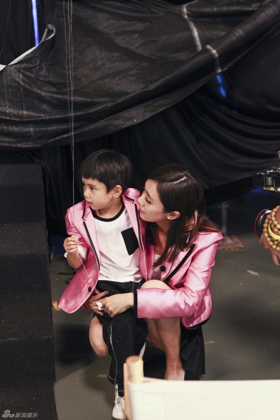 组图:刘芸携子情侣装亮相 萝莉脸配正太超养眼_高清图集_新浪网