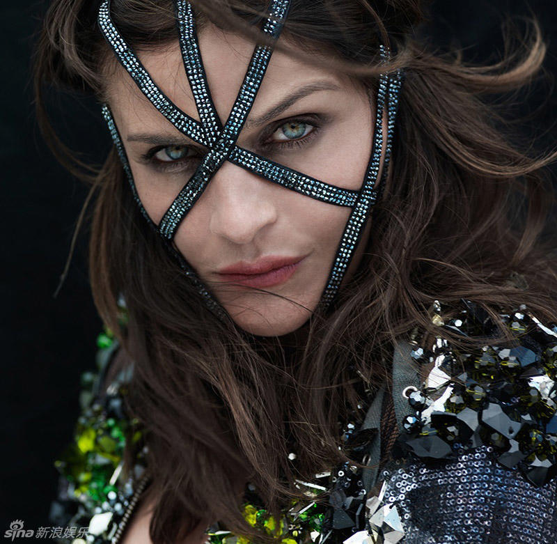 新浪娱乐讯 超模海莲娜-克莉丝汀森(helena christensen)最新时装写真