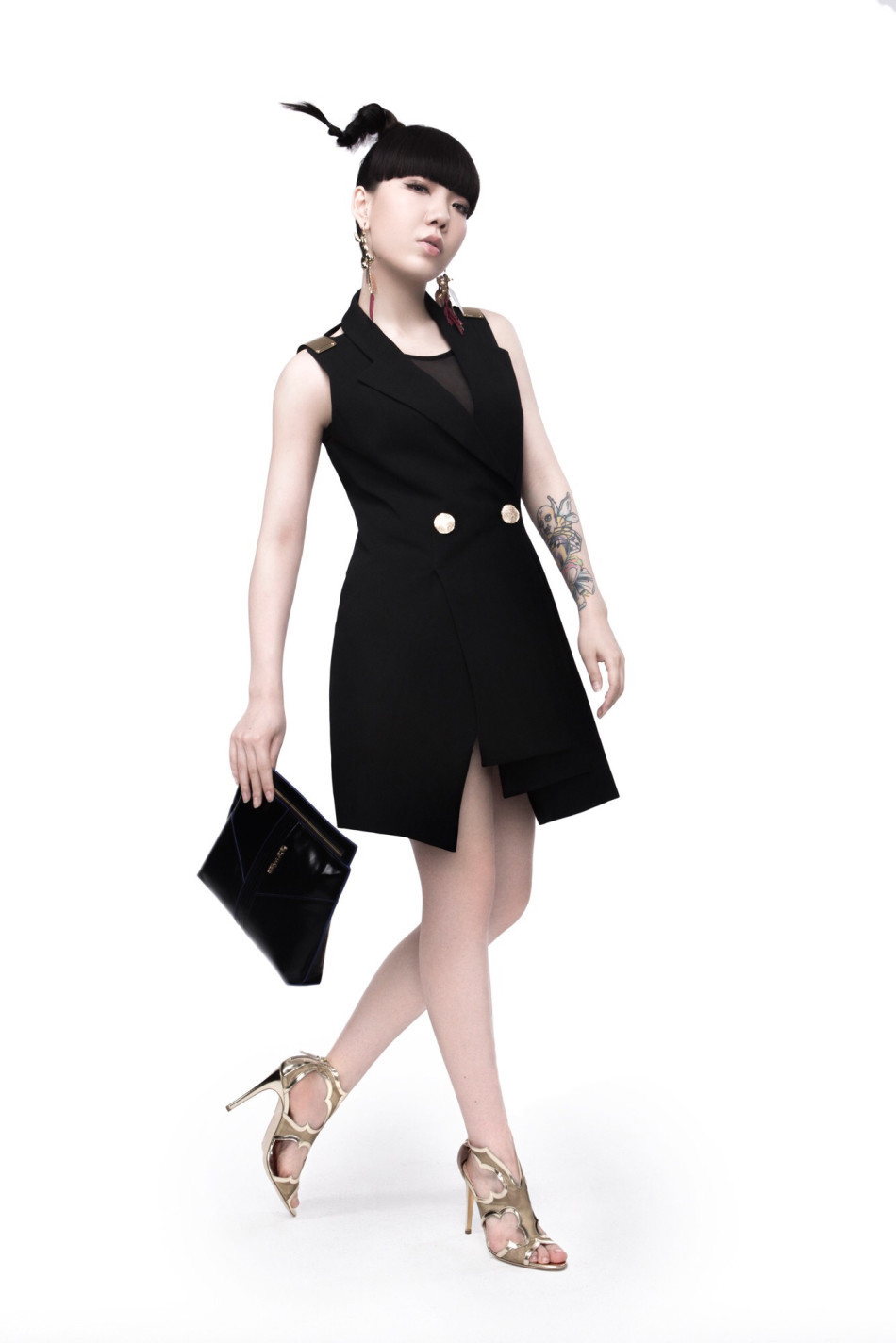 组图:吴莫愁一人分饰四角 以年轻宣告无限可能_高清图集_新浪网