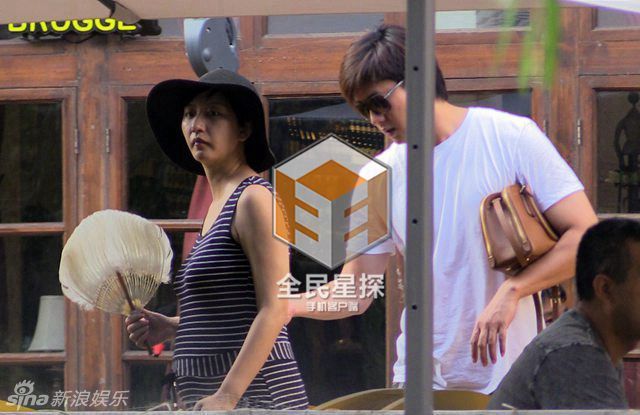 组图:唐一菲挺6月大肚看新房 凌潇肃护妻拎包