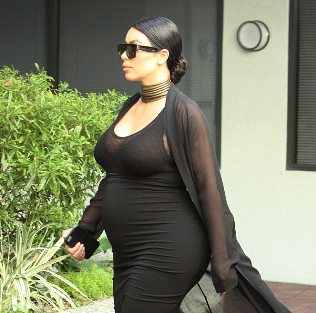 圆成桶!卡戴珊怀孕发福上围暴涨身材畸形