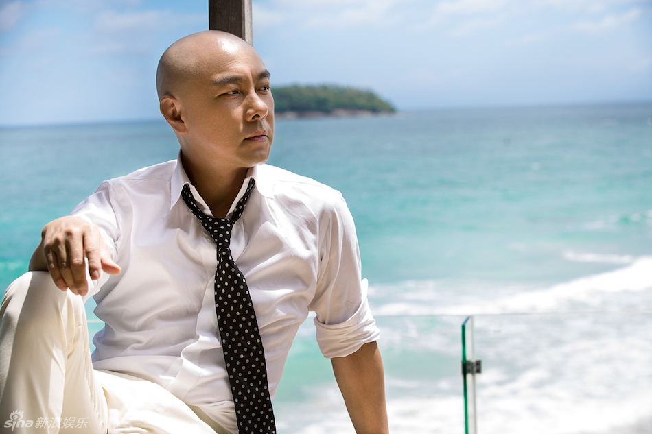组图:张卫健泰国海景写真 酷帅萌叔温暖大气_高清图集_新浪网