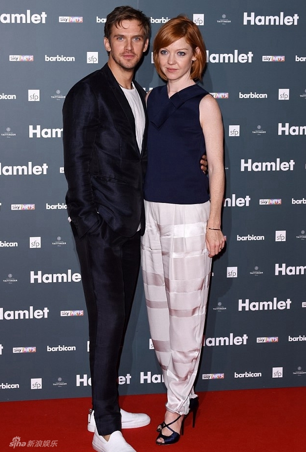 组图:《唐顿》大表哥抱娇妻秀恩爱 姐弟恋差7岁_高清图集_新浪网