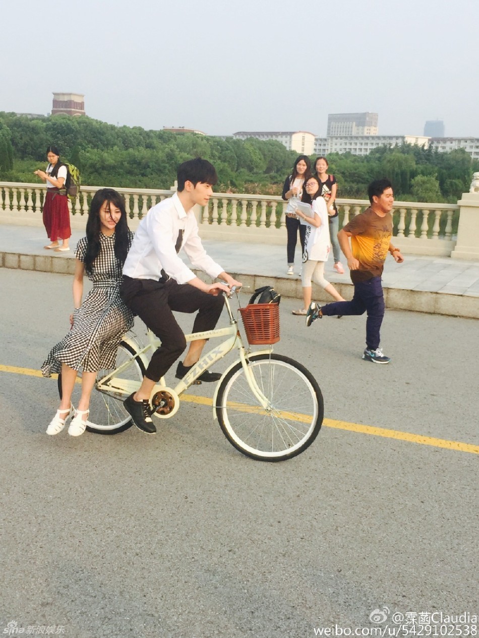 新浪娱乐讯 杨洋,郑爽主演的电视剧《微微一笑很倾城》正在热拍,不