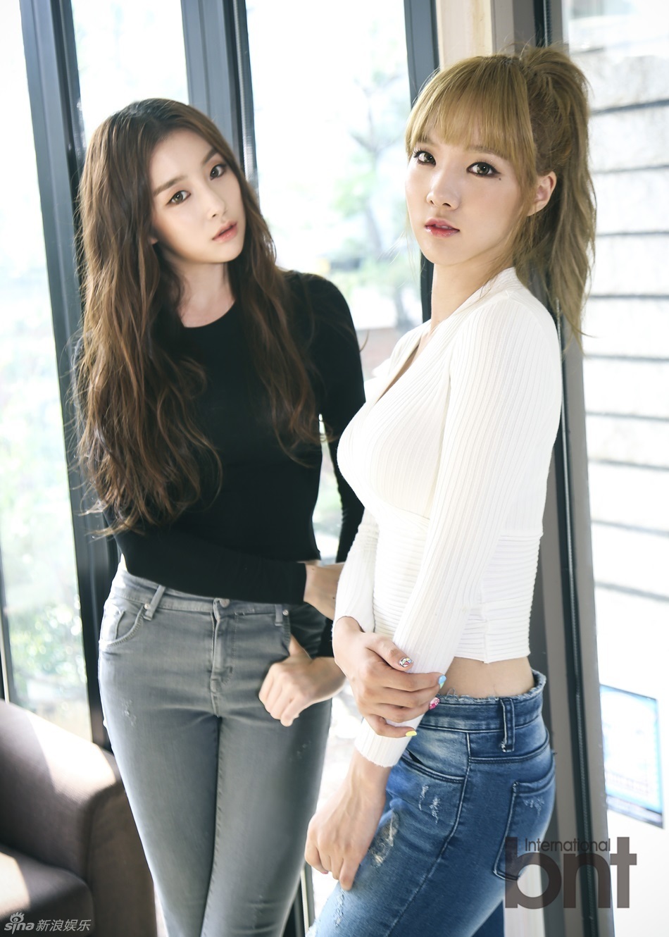 四位成员尽展少女的清爽活泼,也不吝啬地大秀修长性感的身段,在女神和