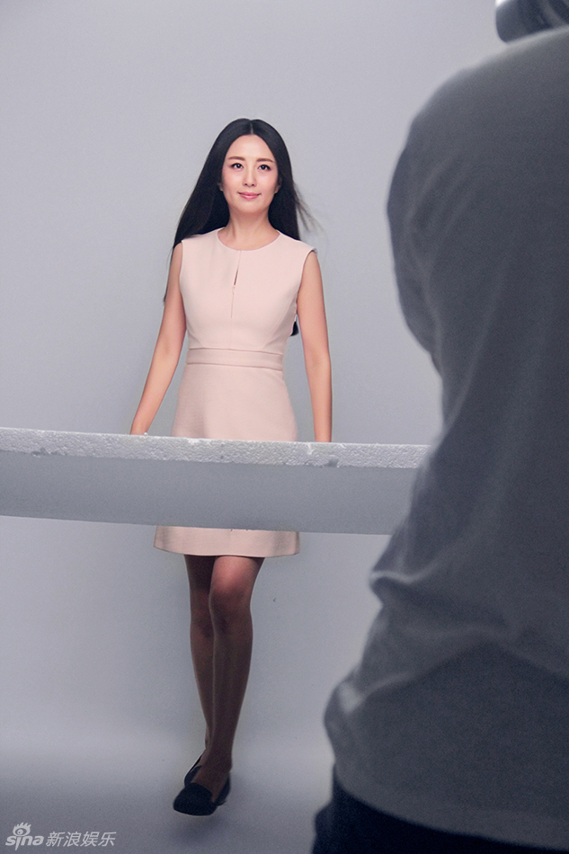 组图:杨童舒花絮曝光 红裙粉嫩笑容迷人_高清图集_新浪网