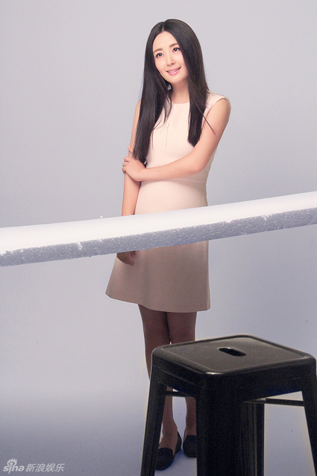 照片中杨童舒身着粉色短裙,一头乌黑秀发或自然披落或随风飘逸,搭配其