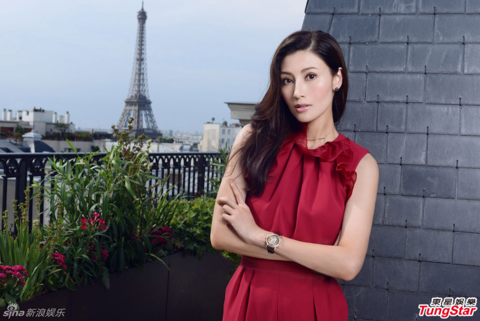 新浪娱乐讯 李嘉欣为某品牌拍摄写真,身着优雅的红色服饰或以清新造型