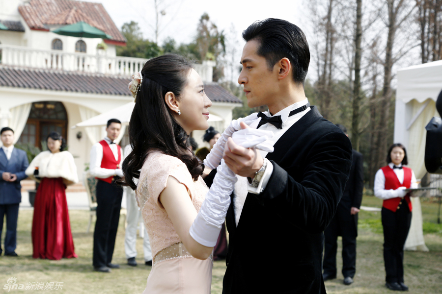 新浪娱乐讯 《伪装者》王乐君,胡歌剧中"情侣大片"曝光,两人眉宇间无