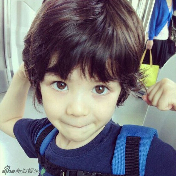 日美俄三国混血小正太走红 大眼迷倒网友