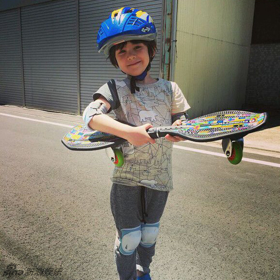 日美俄三国混血小正太走红 大眼迷倒网友_文娱新闻_淄博大众网