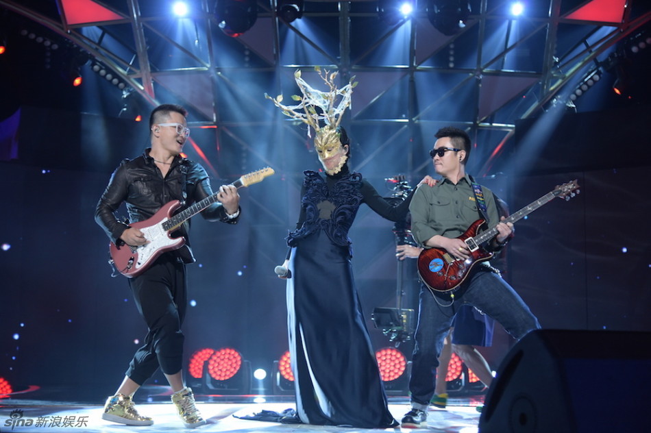 组图:《蒙面》野草谭维维夺冠 歌王之争遭质疑_高清图集_新浪网