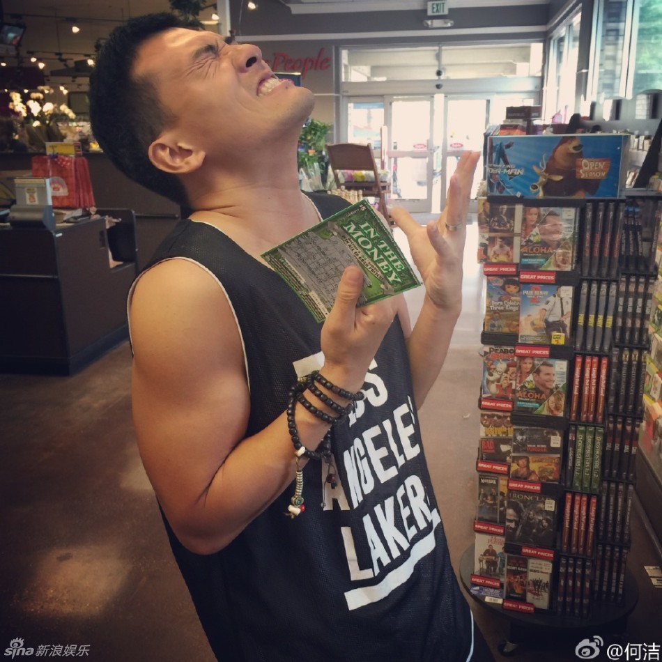 新浪娱乐讯 8月31日,何洁在微博晒出老公赫子铭带着儿子买彩票的照片