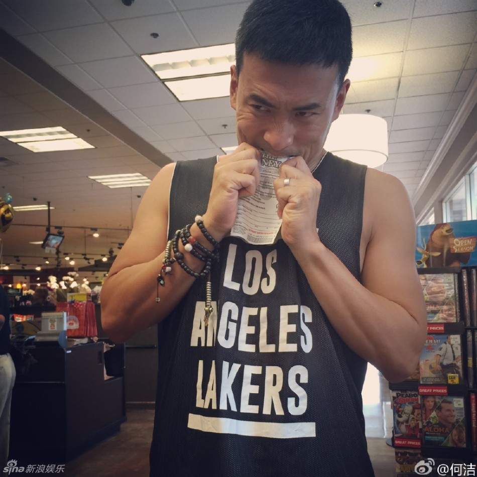 新浪娱乐讯 8月31日,何洁在微博晒出老公赫子铭带着儿子买彩票的照片