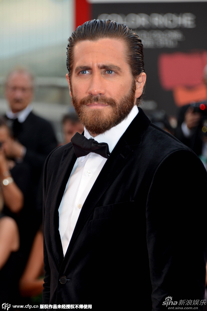 北京时间9月3日,威尼斯电影节开幕式,杰克·吉伦哈尔留络腮胡,帅气