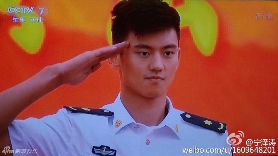 组图:何炅等众星致敬抗战老兵 杨洋军装帅气_高清图集_新浪网