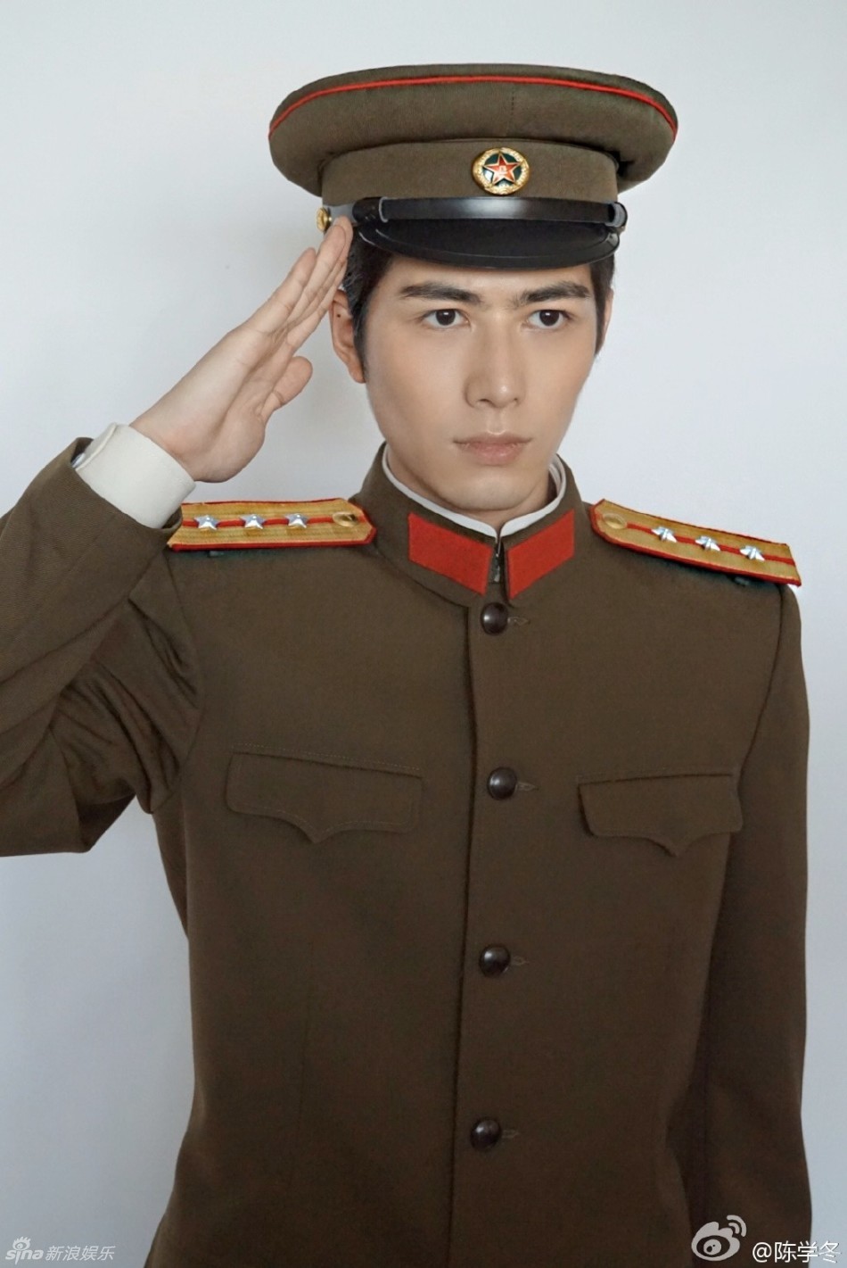 部队出身的杨洋穿着一身军装敬礼尤为帅气.