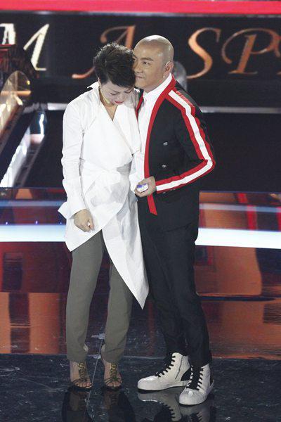 刘玉翠亮相在《我是演说家》的舞台,昔日的"荧屏情侣"张卫健瞪圆了