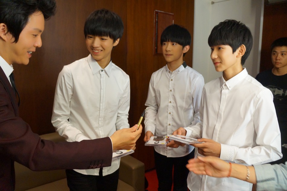 新浪娱乐讯 李云迪与tfboys在《开学第一课》后台合照,互赠专辑之后的