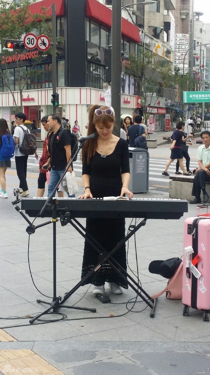 周笔畅,华晨宇,胡彦斌,方大同,阿兰等明星在首尔街头卖唱.