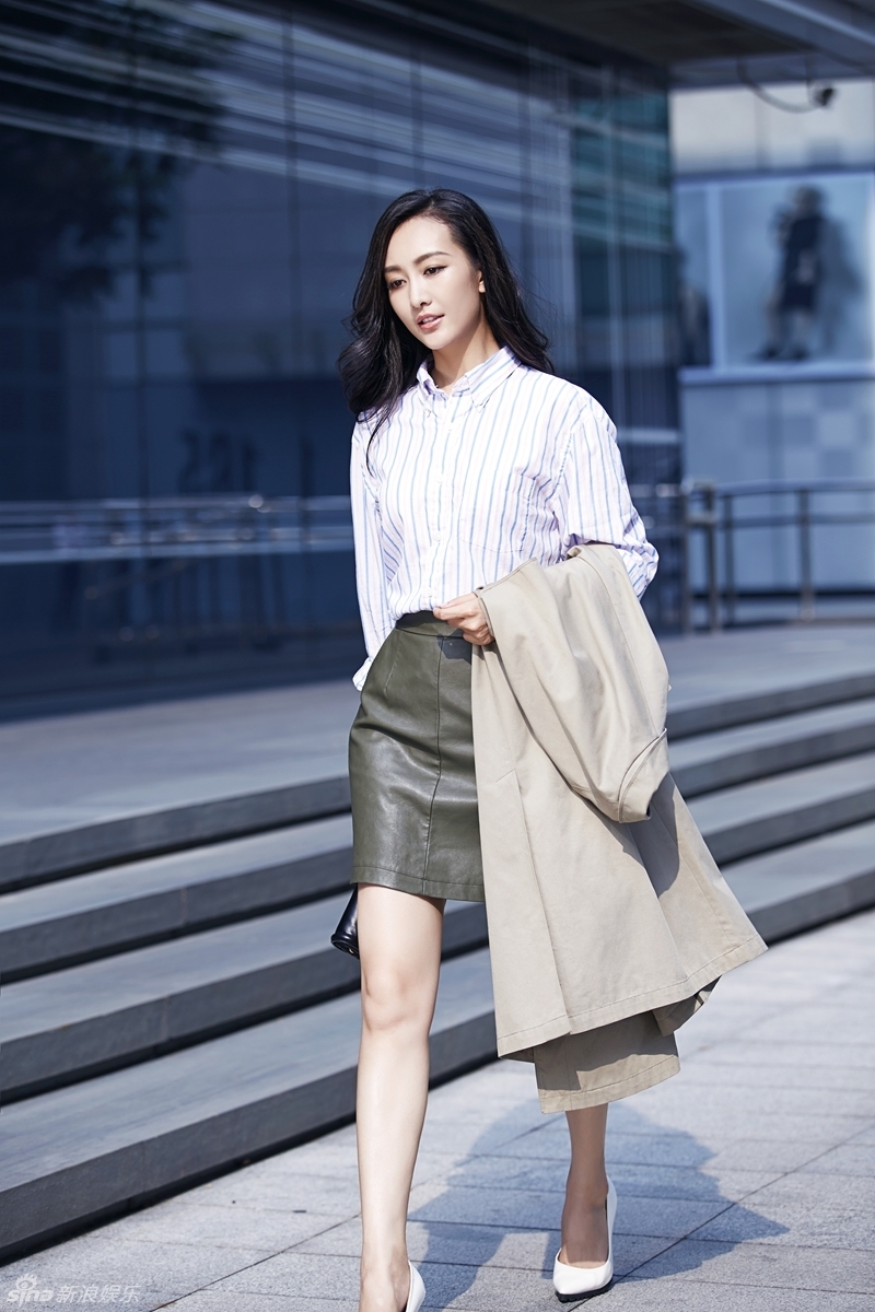 王鸥身着白色条纹衬衫搭配短裙,率性自信展现了都市丽人的阳光面貌和