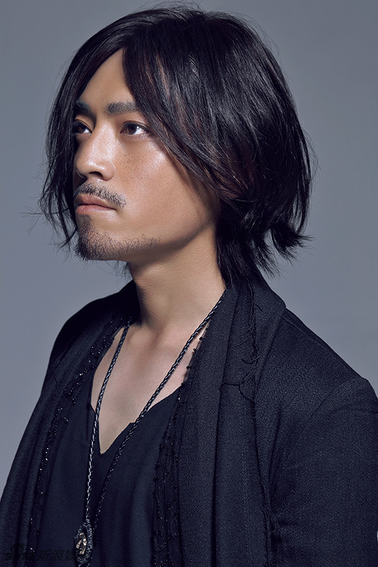 近日《华丽上班族》主演王紫逸曝光了一组另类写真组图.