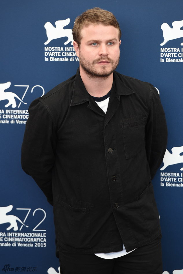 导演布拉迪·科贝特携主演利亚姆·坎宁安,贝热尼丝·贝乔等人亮相.