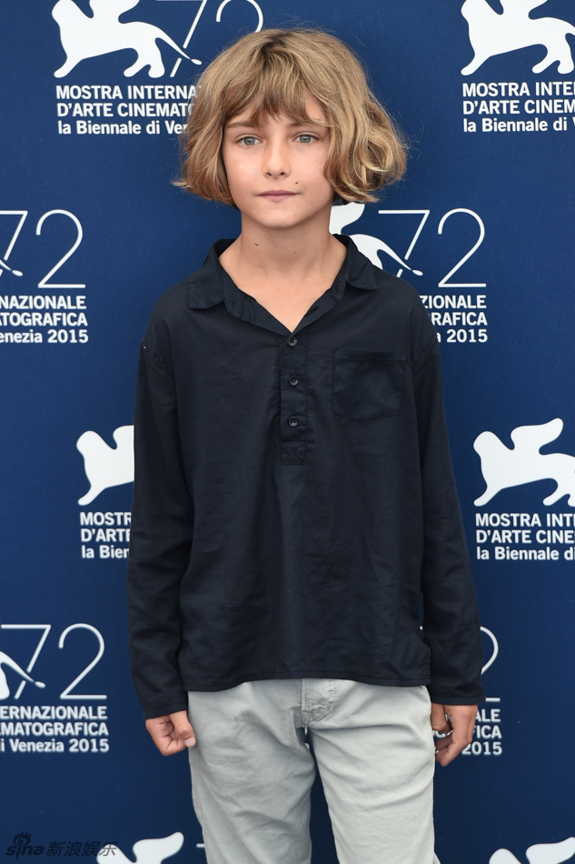 导演布拉迪·科贝特携主演利亚姆·坎宁安,贝热尼丝·贝乔等人亮相.