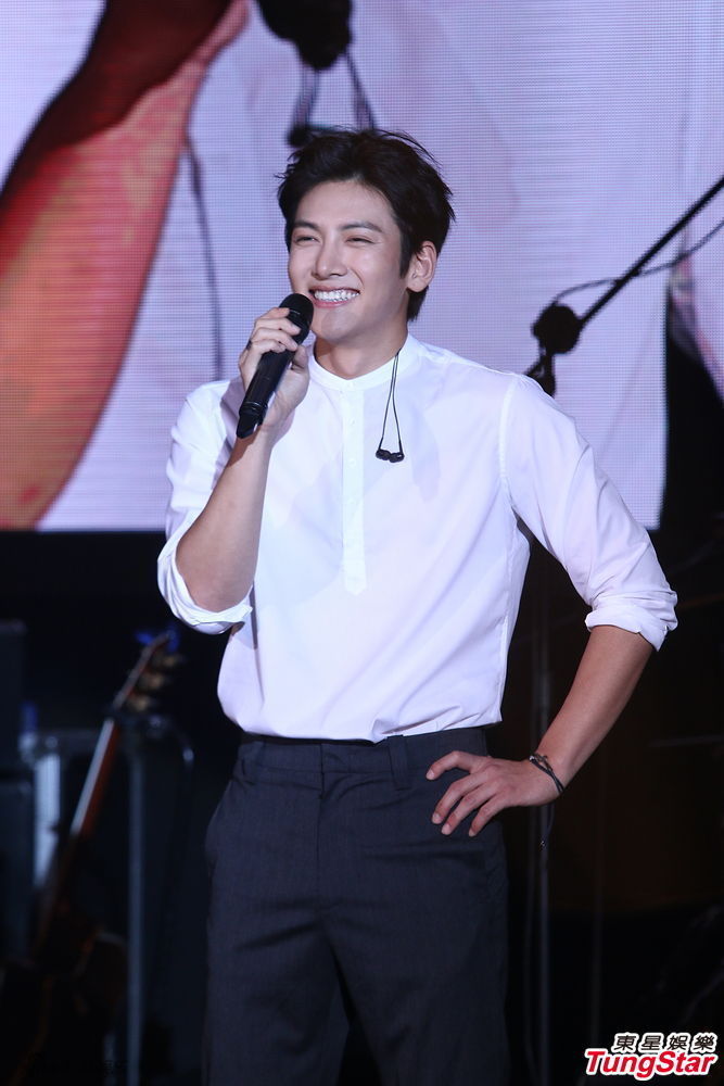 池昌旭微笑迷人