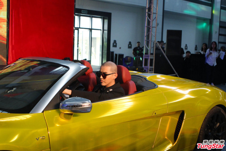 酷!吴亦凡驾跑车亮相_新浪图片_手机新浪网