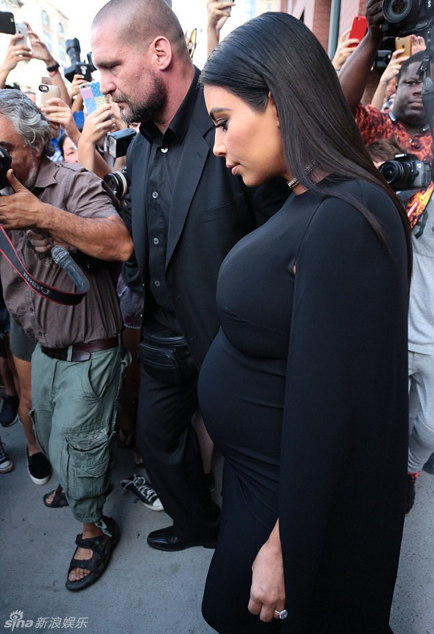 卡戴珊挺孕肚浓妆示人