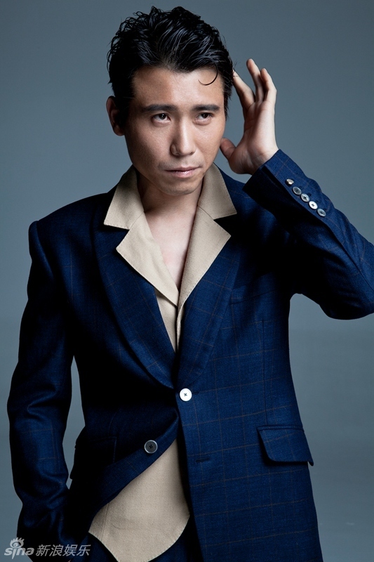 组图:李乃文写真随性洒脱 深蓝诱惑显熟男魅力_高清图集_新浪网