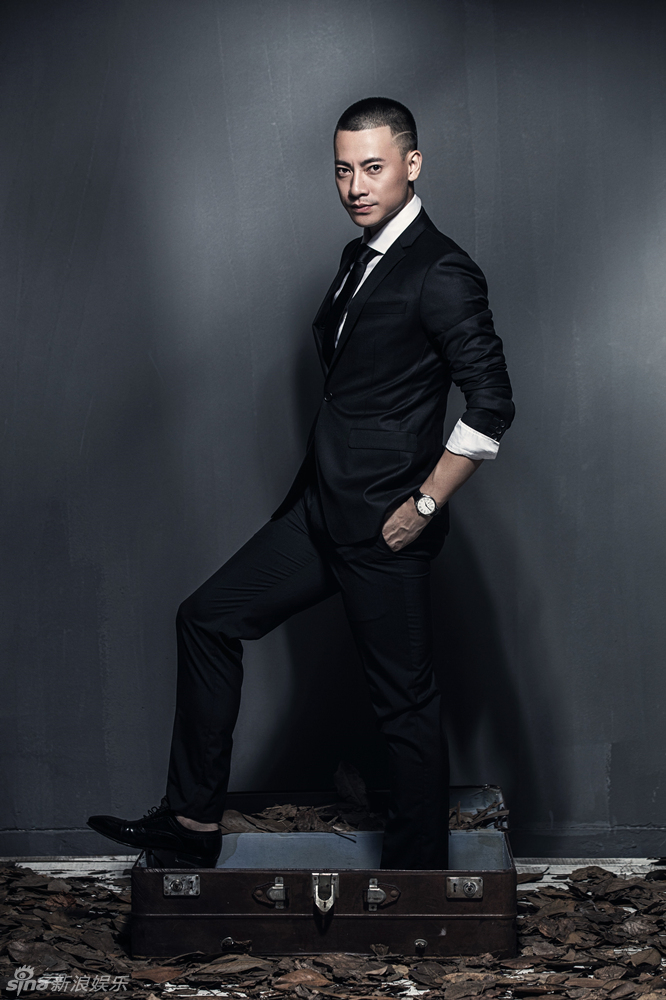 阮伟旌黑色西服写真