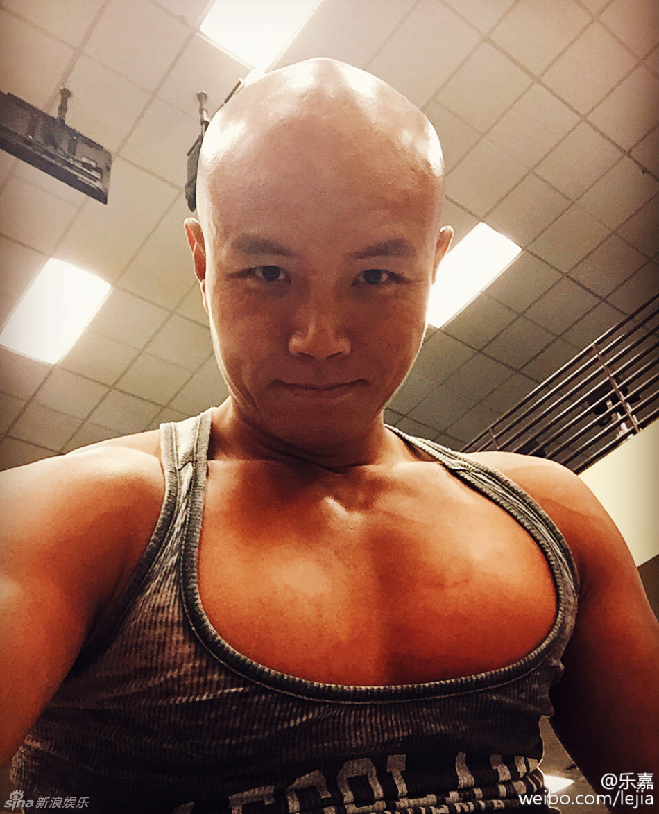 乐嘉超大胸肌太惊人!