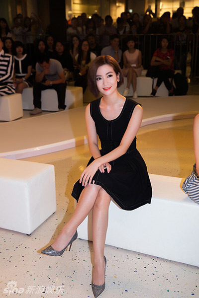 李晟黑裙亮相活动 干练短发尽显个性_高清图集_新浪网