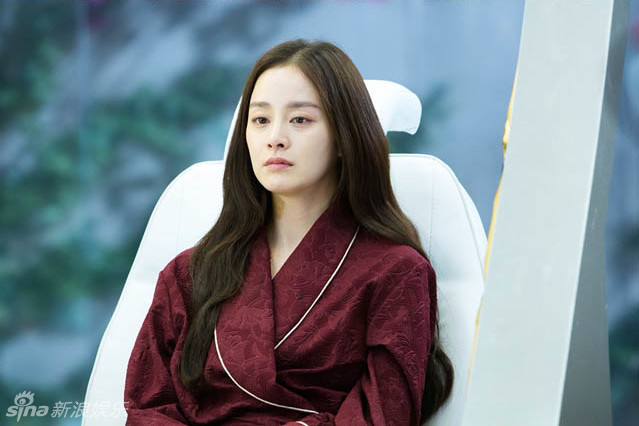 组图:《龙八夷》剧透照 金泰希呜咽痛哭