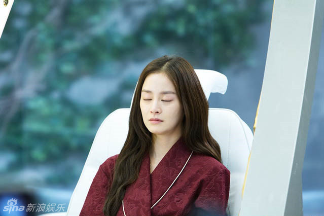 组图:《龙八夷》剧透照 金泰希呜咽痛哭