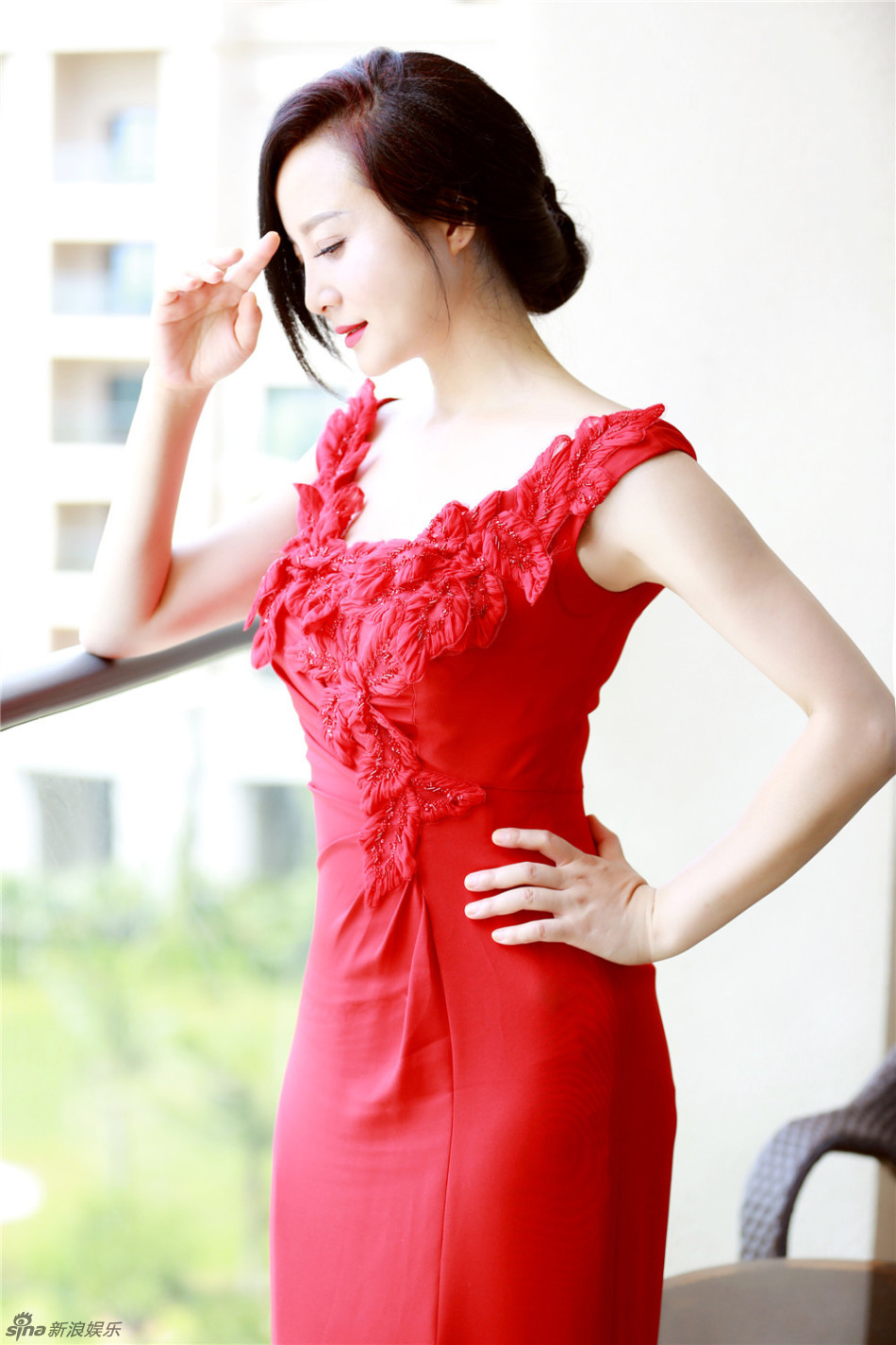 组图:陶红穿中国红彰显大气美 站阳台秀礼服_高清图集_新浪网