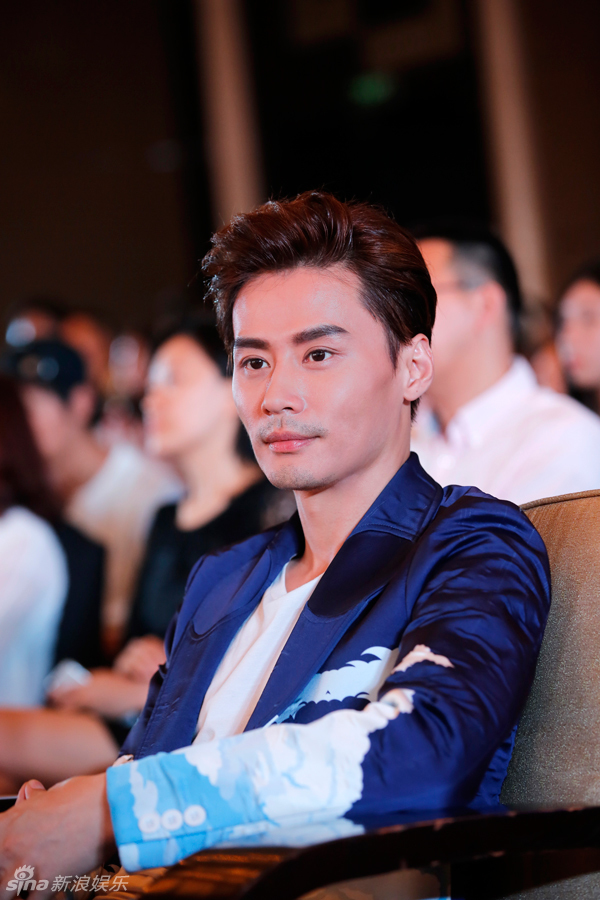 组图:程皓枫亮相《琅琊榜 蓝衣出镜帅气吸睛