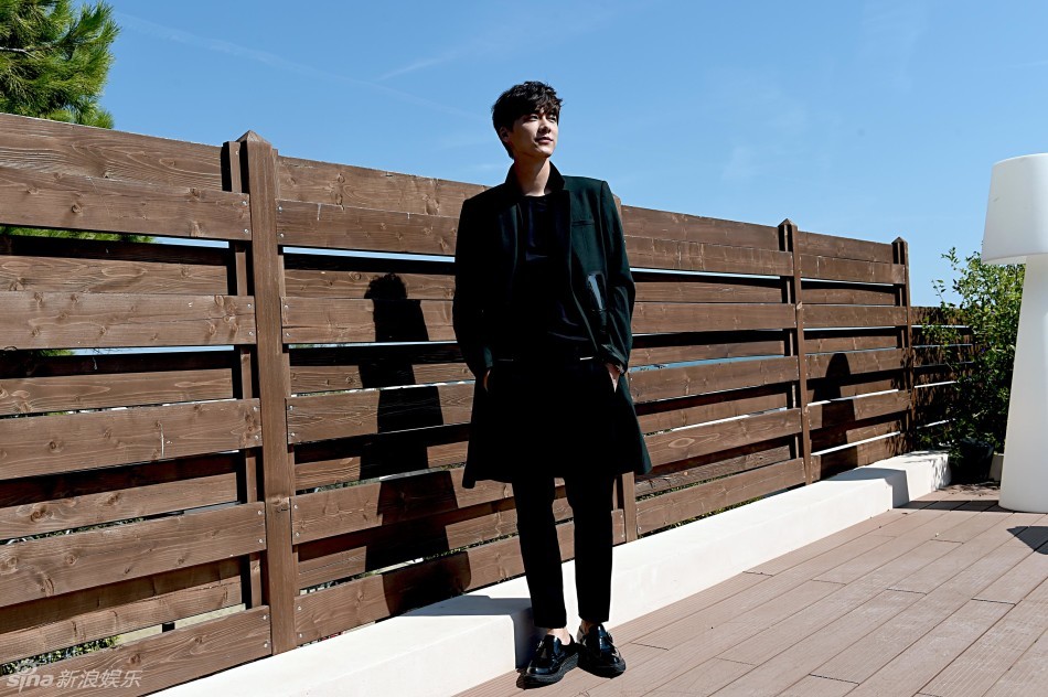 主创李易峰一组美照随之曝光,阳光帅气.(王远宏/摄影)
