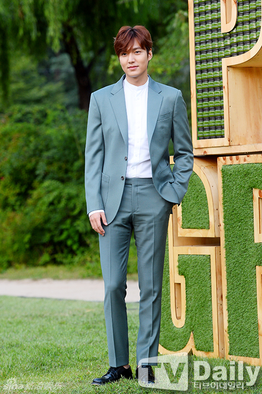 李敏镐蓝西装神采奕奕_新浪图片