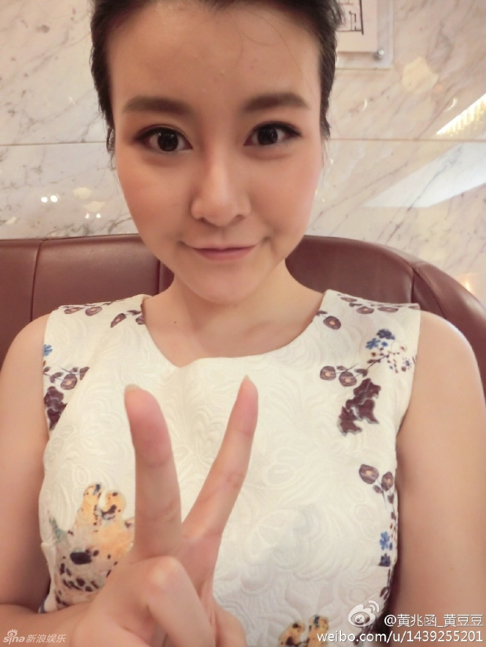新浪娱乐讯 小品演员黄宏22岁女儿黄兆函近照曝光,梳着可爱刘海的她
