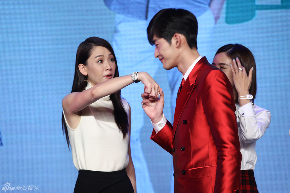 组图:《既然青春留不住》张翰蒙眼寻陈乔恩_高清图集_新浪网